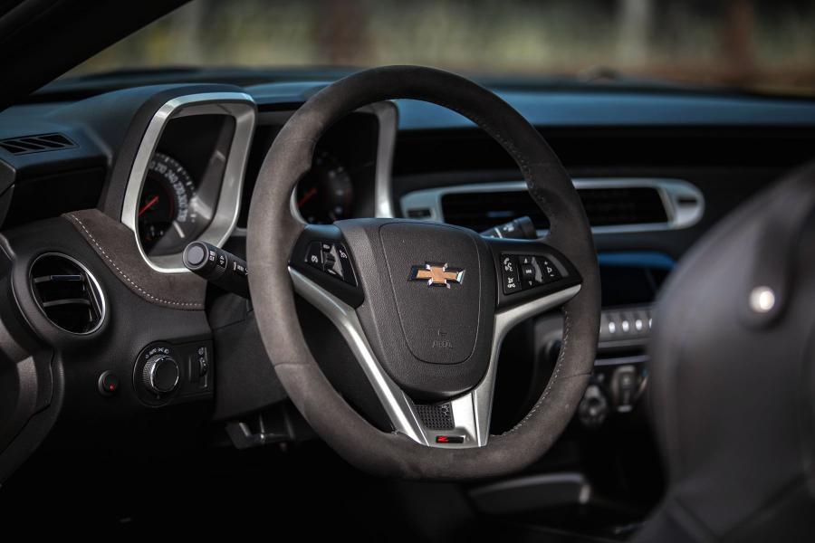 Интерьер Chevrolet Camaro Z28 Chris Harris Car 2015 года  (фото 96 из 138)